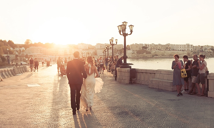 coppia di sposi che cammina lungo i bastioni di Otranto - Andrea Cutelli fotografo matrimonio Pescara