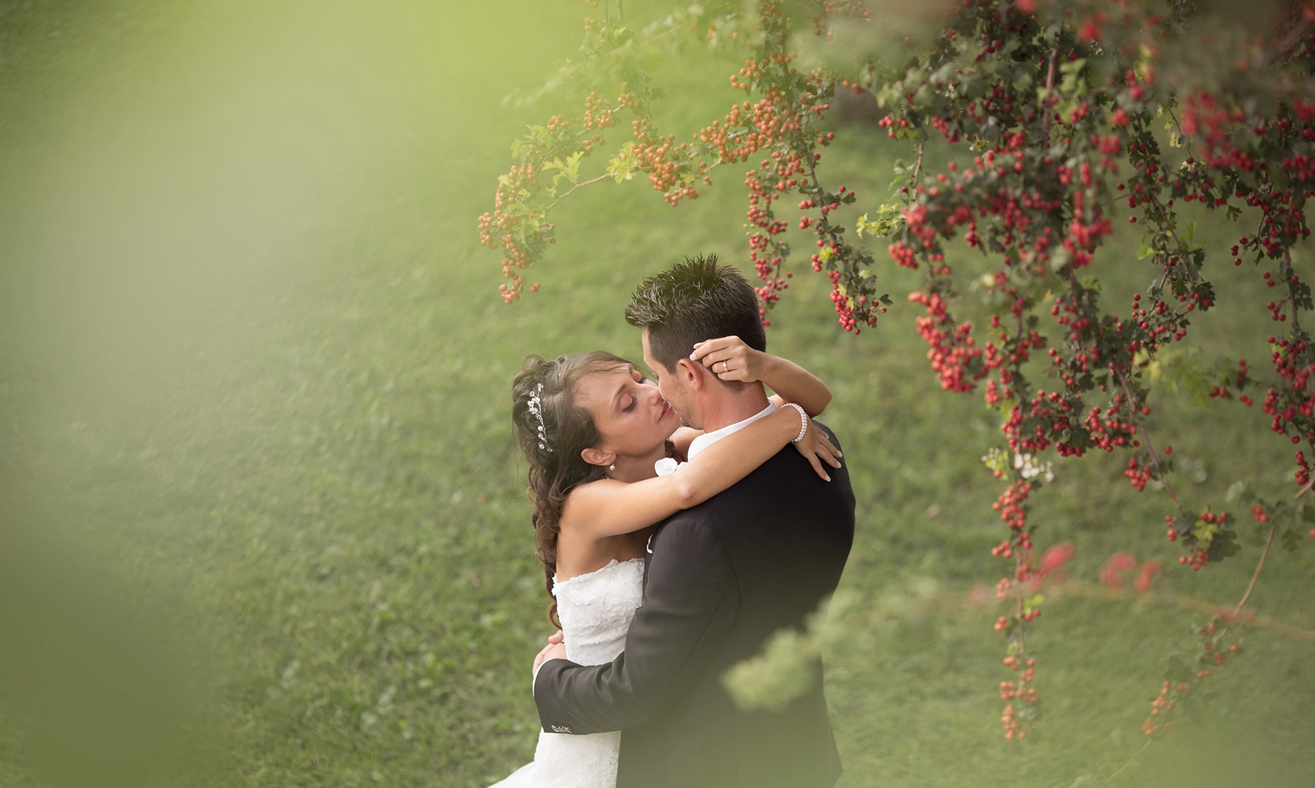 servizi matrimoniali: foto romantica di una coppia di sposi che si abbraccia sotto un albero