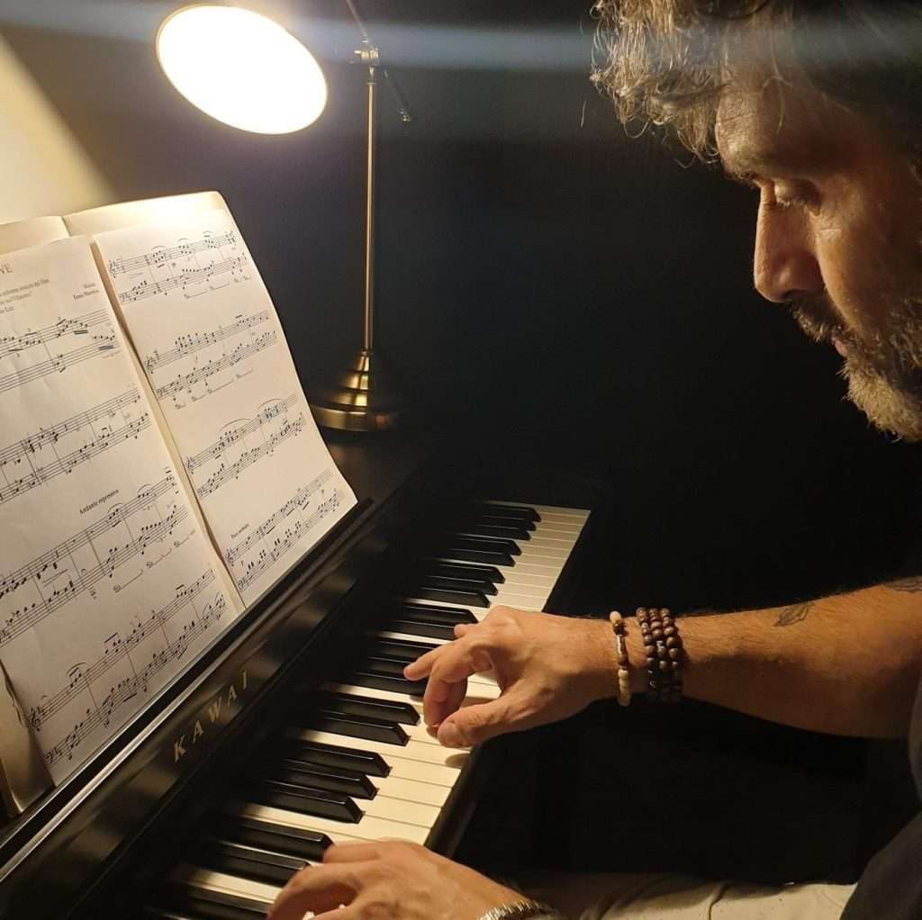 il fotografo Andrea Cutelli mentre suona il pianoforte