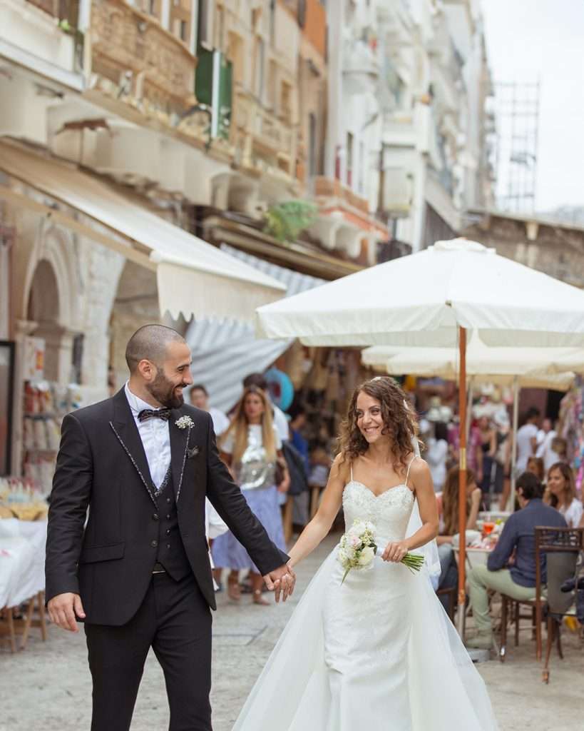 coppia di sposi che passeggia tra i vicoli di Bari vecchia